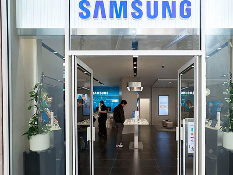 Samsung запатентовала летающий дисплей, управляемый глазами